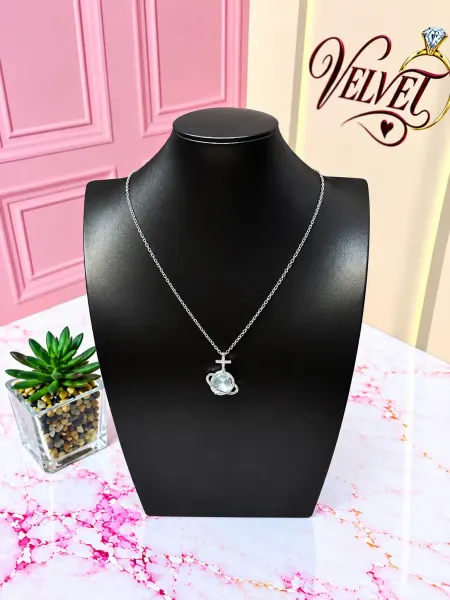 Collar Plateado Planeta con Cruz