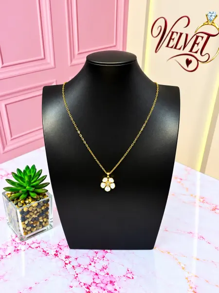 Collar Dorado Flor Blanca