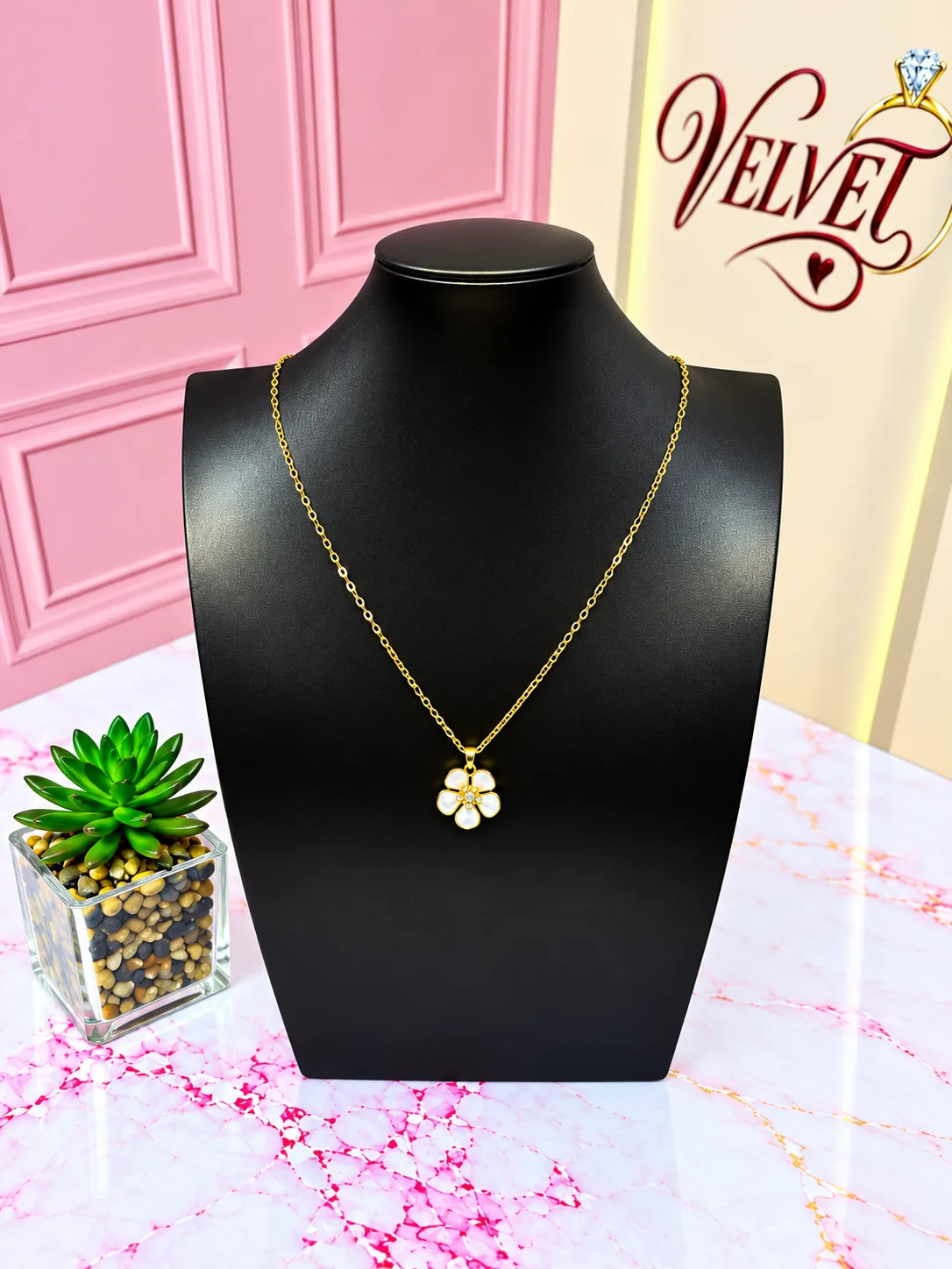 Collar Dorado Flor Blanca